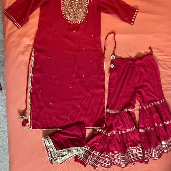 Women Indian Traditional dress hot pink and golden work - Picture 2 of 9